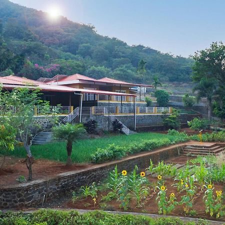 Ekam Lake House By Stayvista With Mountain & Lake Views, Outdoor Jacuzzi, Sauna, Modern Amenities & Kitchen Garden Poona Buitenkant foto