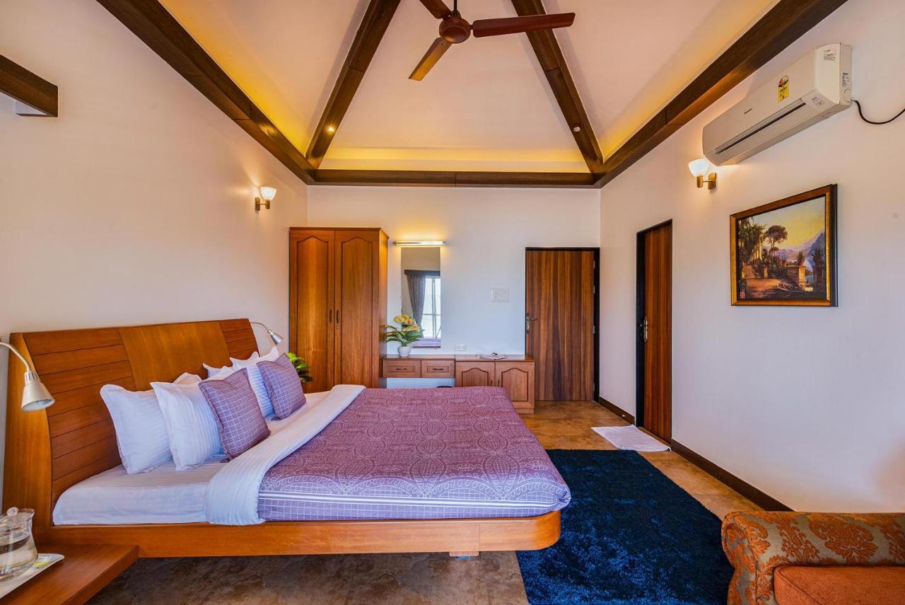 Ekam Lake House By Stayvista With Mountain & Lake Views, Outdoor Jacuzzi, Sauna, Modern Amenities & Kitchen Garden Poona Buitenkant foto