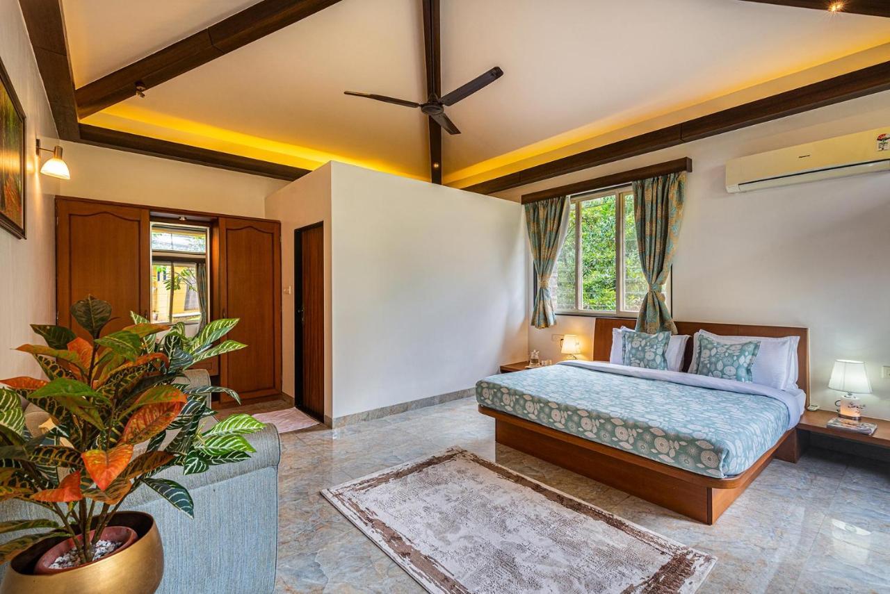 Ekam Lake House By Stayvista With Mountain & Lake Views, Outdoor Jacuzzi, Sauna, Modern Amenities & Kitchen Garden Poona Buitenkant foto