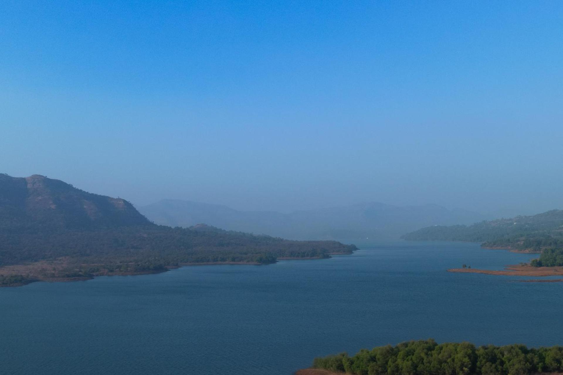 Ekam Lake House By Stayvista With Mountain & Lake Views, Outdoor Jacuzzi, Sauna, Modern Amenities & Kitchen Garden Poona Buitenkant foto