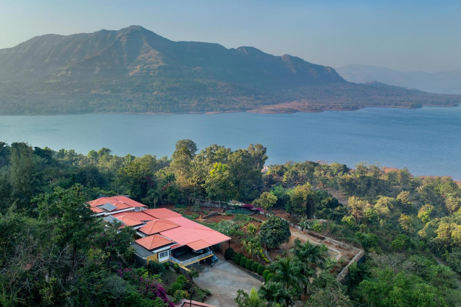 Ekam Lake House By Stayvista With Mountain & Lake Views, Outdoor Jacuzzi, Sauna, Modern Amenities & Kitchen Garden Poona Buitenkant foto