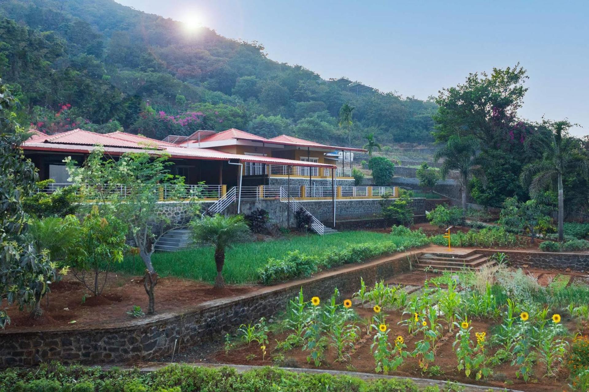 Ekam Lake House By Stayvista With Mountain & Lake Views, Outdoor Jacuzzi, Sauna, Modern Amenities & Kitchen Garden Poona Buitenkant foto