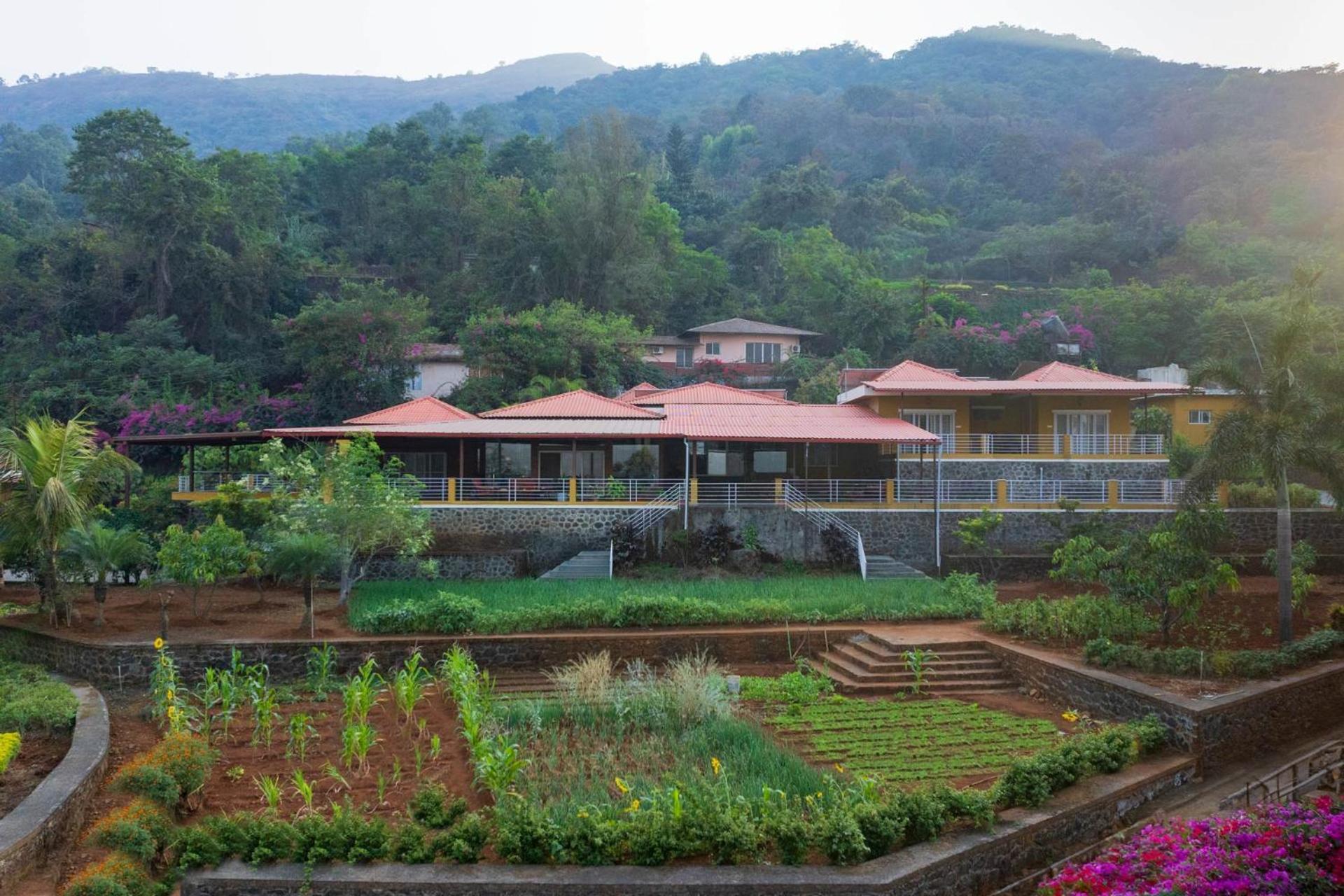 Ekam Lake House By Stayvista With Mountain & Lake Views, Outdoor Jacuzzi, Sauna, Modern Amenities & Kitchen Garden Poona Buitenkant foto