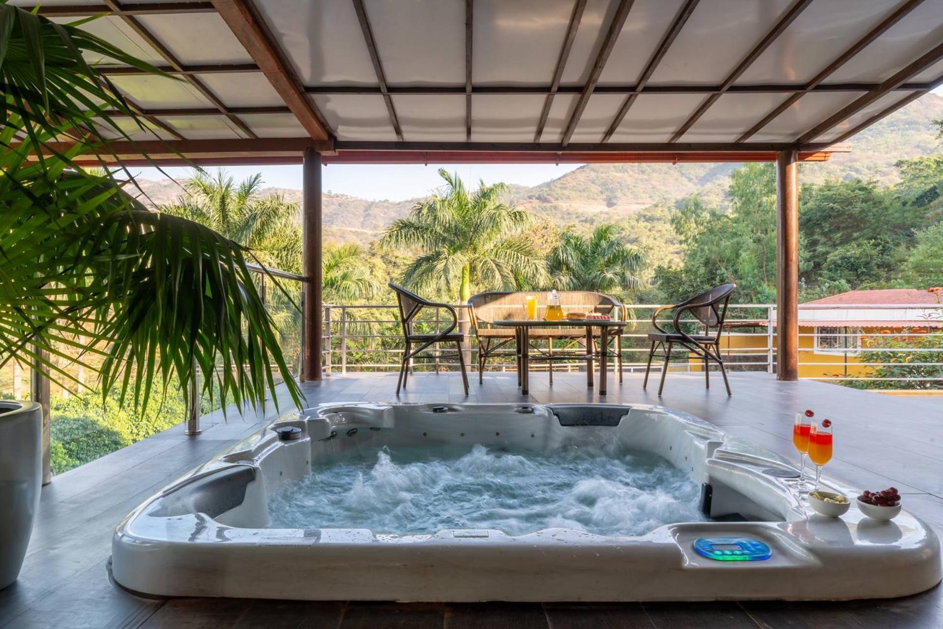 Ekam Lake House By Stayvista With Mountain & Lake Views, Outdoor Jacuzzi, Sauna, Modern Amenities & Kitchen Garden Poona Buitenkant foto